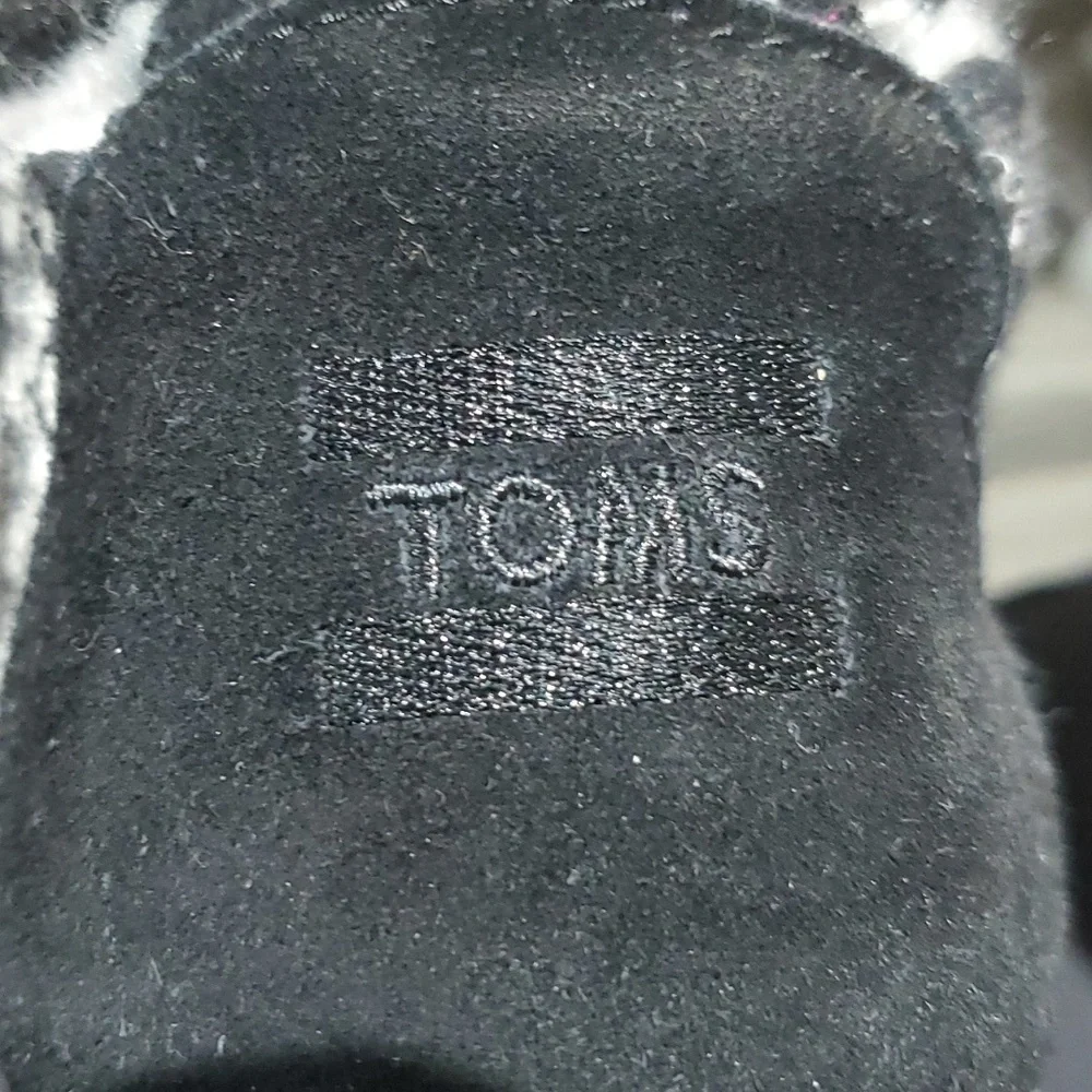 WOMENS TOMS BLACK SUEDE SLIP ON BOOTS SIZE 9 MULTI COLOR STRANDS WINTER CABIN